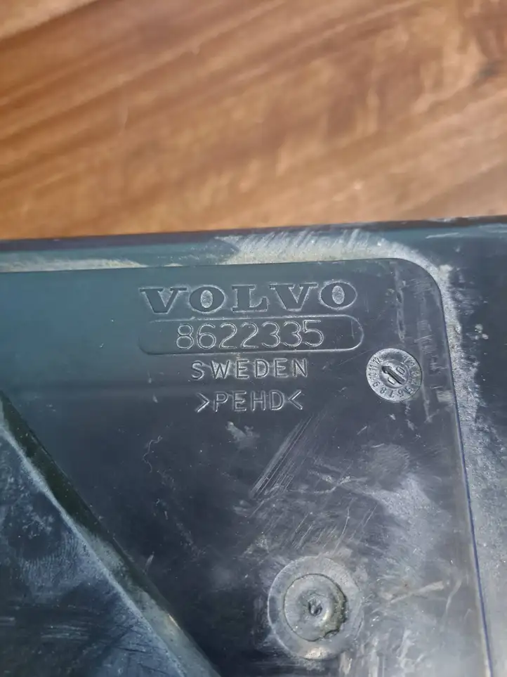 Volvo V70 (2000 - 2004) 8622335 Крышка ящика аккумулятора — фото 2