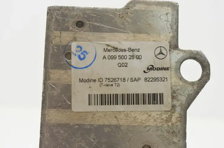 Mercedes-Benz C W205 (2014 - 2021) A0995002500 Радиатор масла двигателя — фото 7