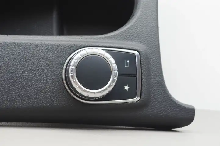 Mercedes-Benz A W176 (2012 - 2018) A1766801710 Передний подстаканник — фото 5
