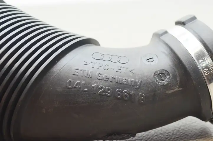 Audi A4 S4 B9 (2015 - 2019) 04L129661B Трубка подачи воздуха — фото 6