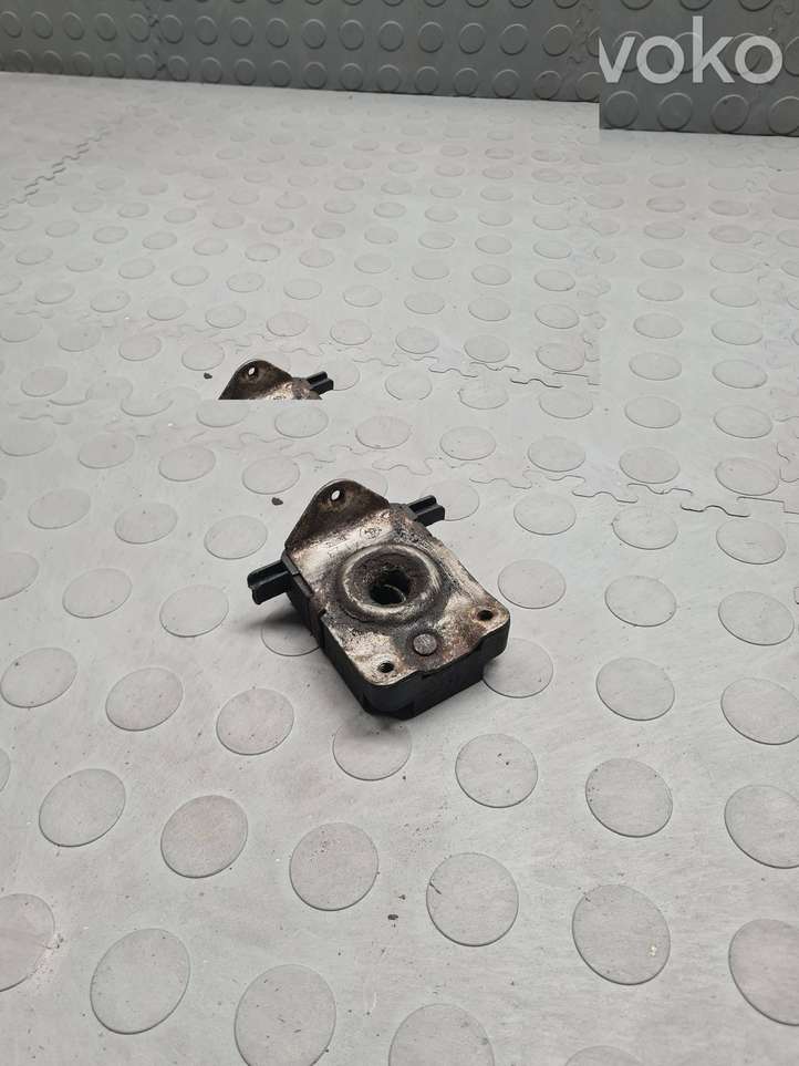 BMW 5 E39 (1996 - 2003)  8203859 Замок капота
