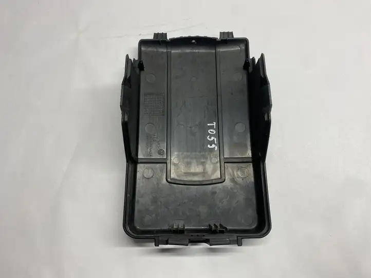 Volkswagen Golf V (2003 - 2009) 1K0915443A Крышка ящика аккумулятора — фото 4