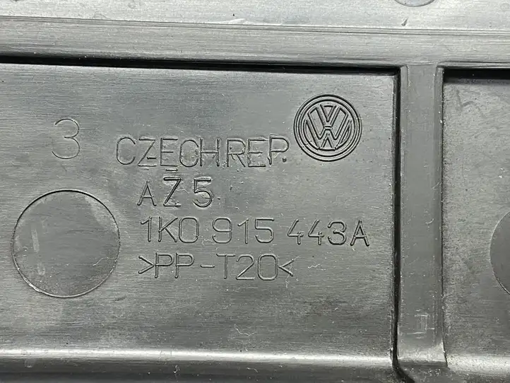 Volkswagen Golf V (2003 - 2009) 1K0915443A Крышка ящика аккумулятора — фото 7