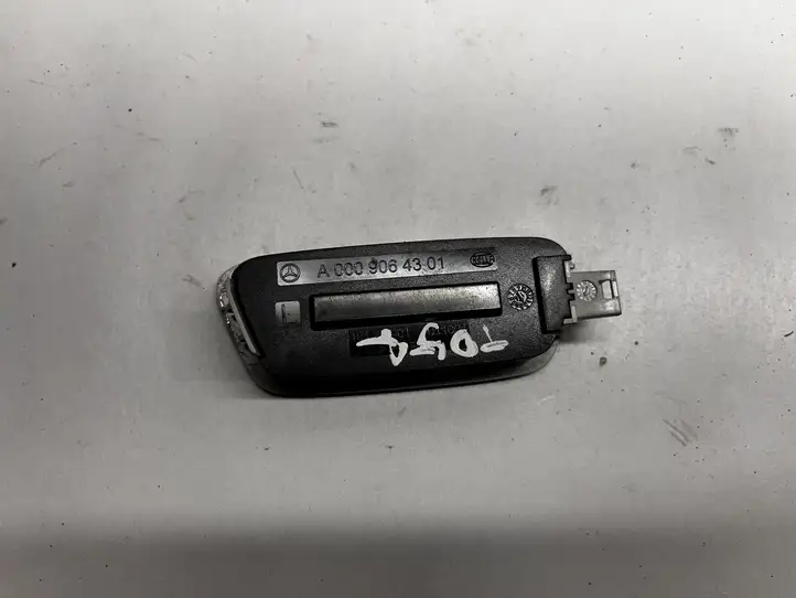 Mercedes-Benz C W205 (2014 - 2021) A0009064301 Передняя подсветка — фото 6