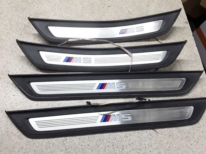 BMW M5 F90 (2020 - ) 8061069 Внутренняя обшивка порога (комплект) — фото 1