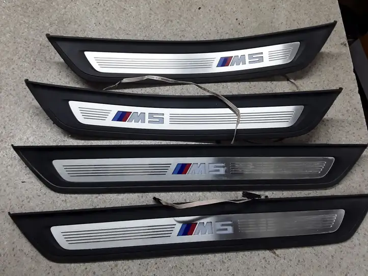 BMW M5 F90 (2020 - ) 8061069 Внутренняя обшивка порога (комплект) — фото 3