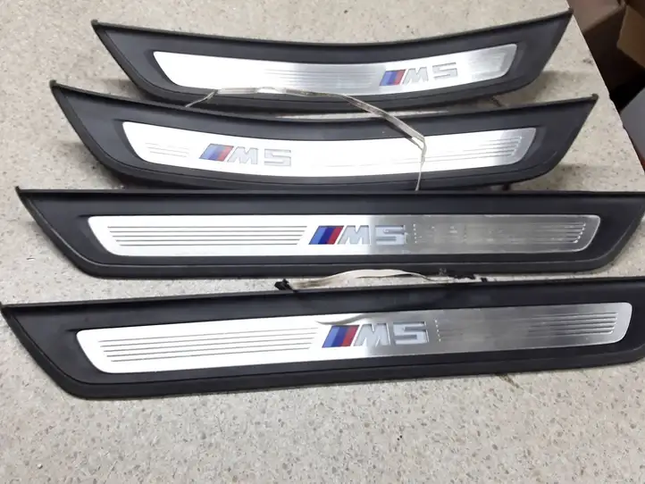 BMW M5 F90 (2020 - ) 8061069 Внутренняя обшивка порога (комплект) — фото 4
