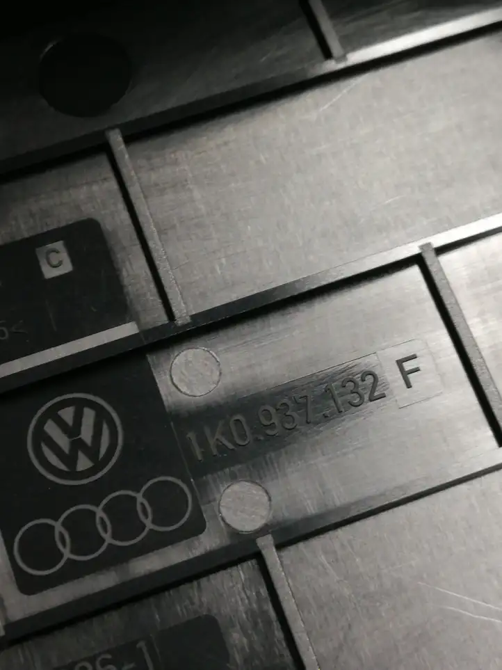 Volkswagen PASSAT B6 (2005 - 2010) 1K0937132F Крышка ящика предохранителей — фото 3