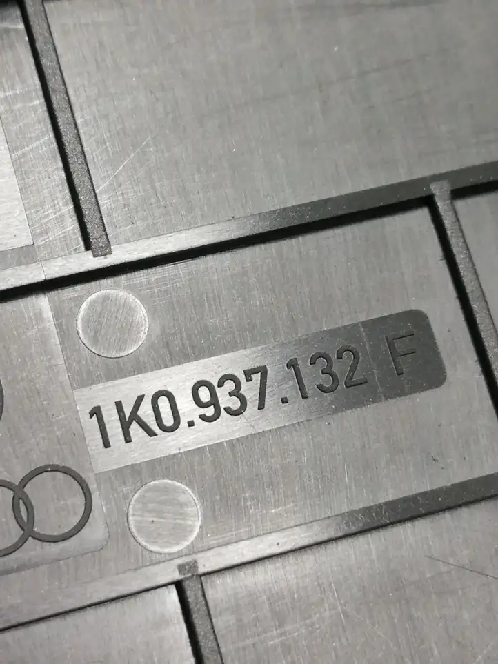 (2005 - 2010) 1K0937132F Крышка ящика предохранителей — фото 3