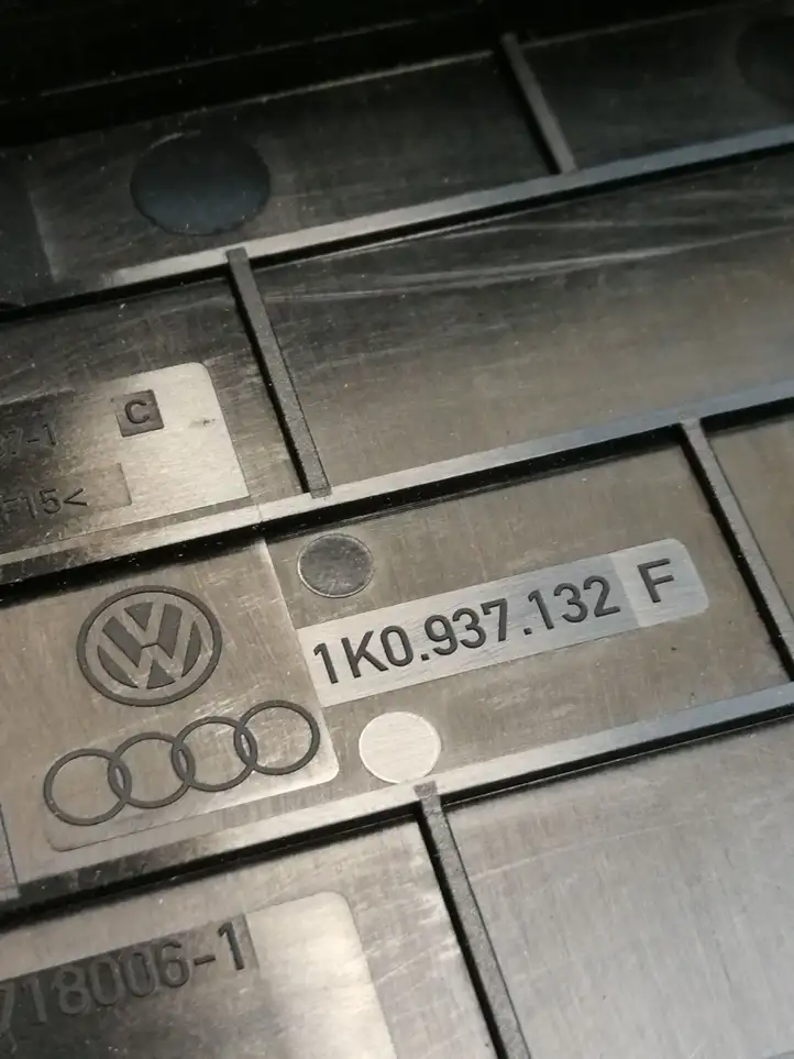 Volkswagen Touran I (2003 - 2010) 1K0937132F Крышка ящика предохранителей — фото 3