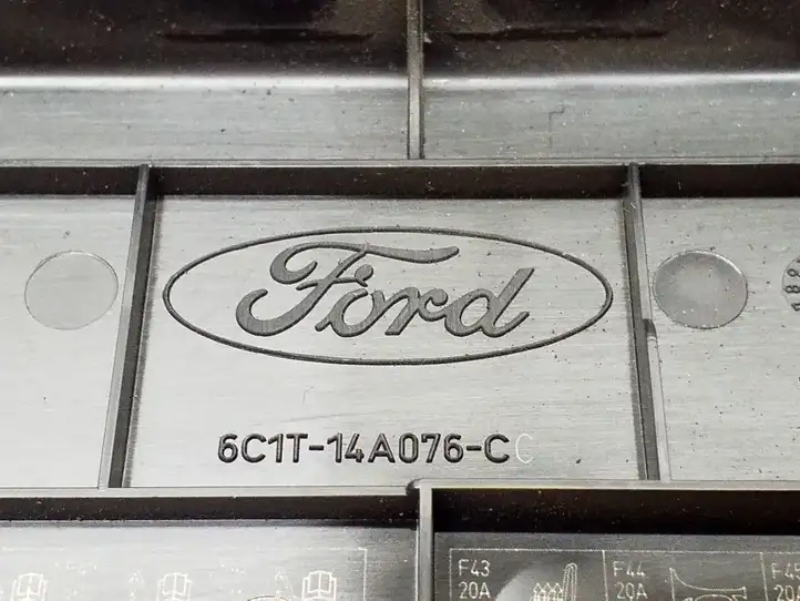 Ford Transit (2006 - 2013) 6C1T14A076C Крышка ящика предохранителей — фото 6