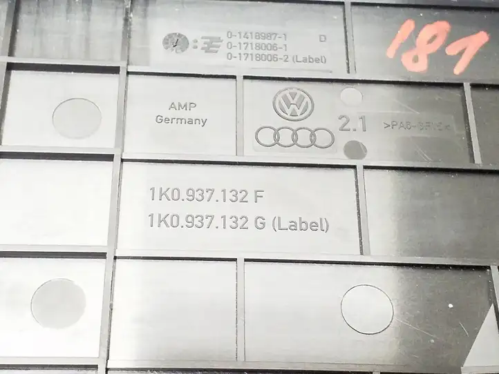Volkswagen PASSAT B6 (2005 - 2010) 1K0937132F Крышка ящика предохранителей — фото 5