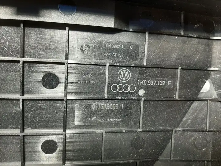 Volkswagen PASSAT B7 (2011 - 2014) 1K0937132F Крышка ящика предохранителей — фото 3