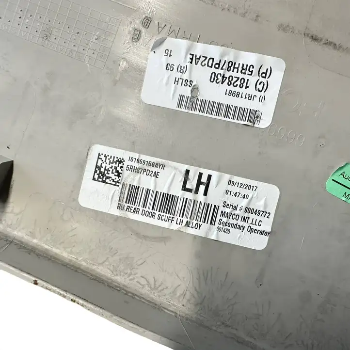 Chrysler Pacifica (2016 - ) 5RH87PD2AE Внутренняя отделка заднего порога — фото 9