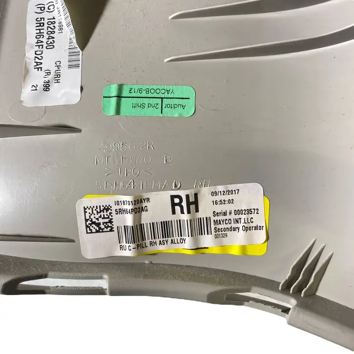 Chrysler Pacifica (2016 - ) 5RH64PD2AF Обшивка стойки C — фото 8