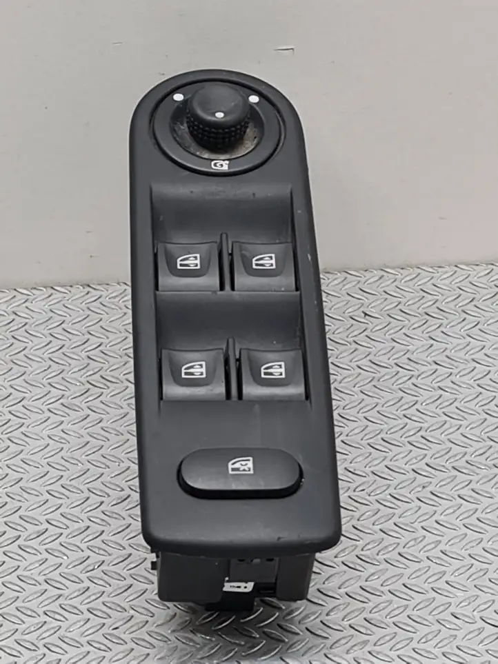 Renault Clio IV (2012 - 2019) 254113300R Блок кнопок стеклоподъемников — фото 1
