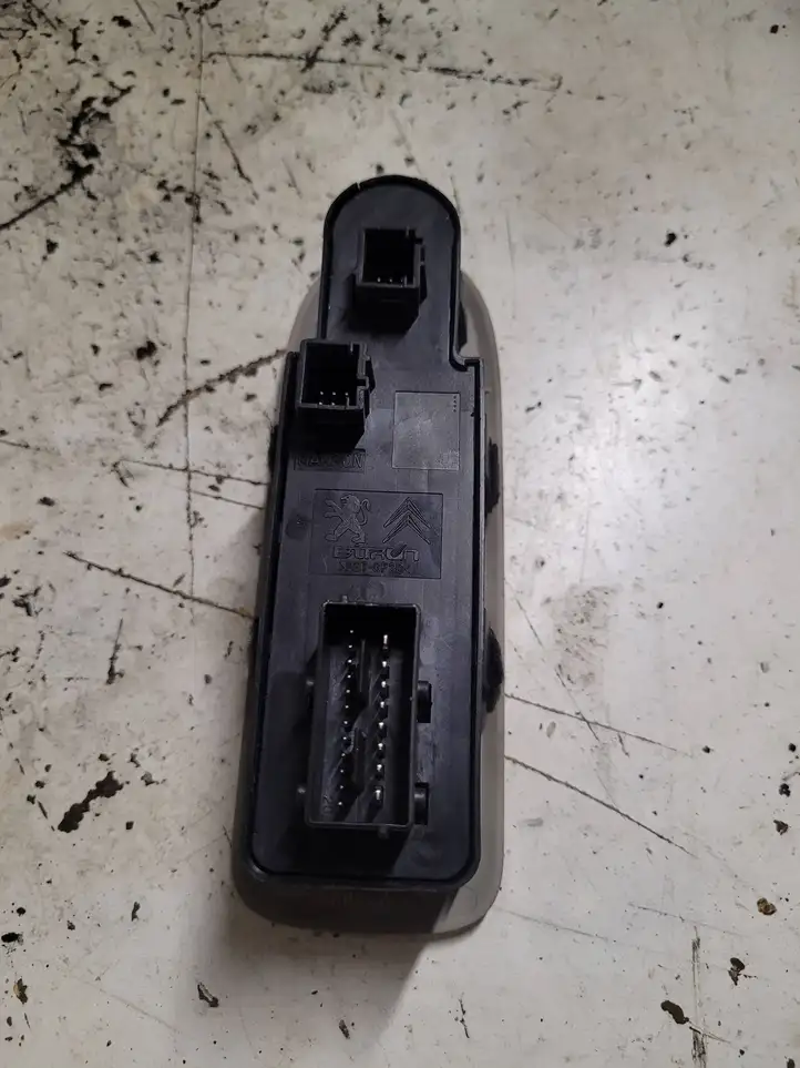 Citroen C5 (2008 - 2017) 96599975ZW Кнопка стеклоподъемников — фото 2