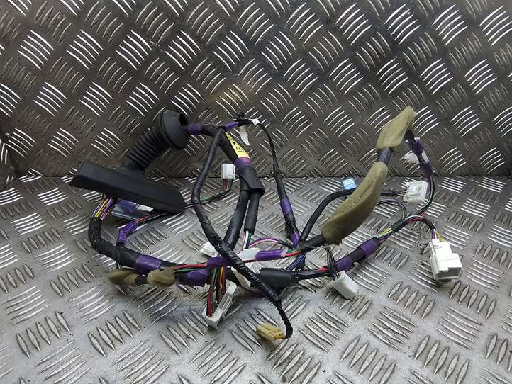 Toyota Prius (XW30) (2009 - 2015)  8215247320G Проводка передних дверей