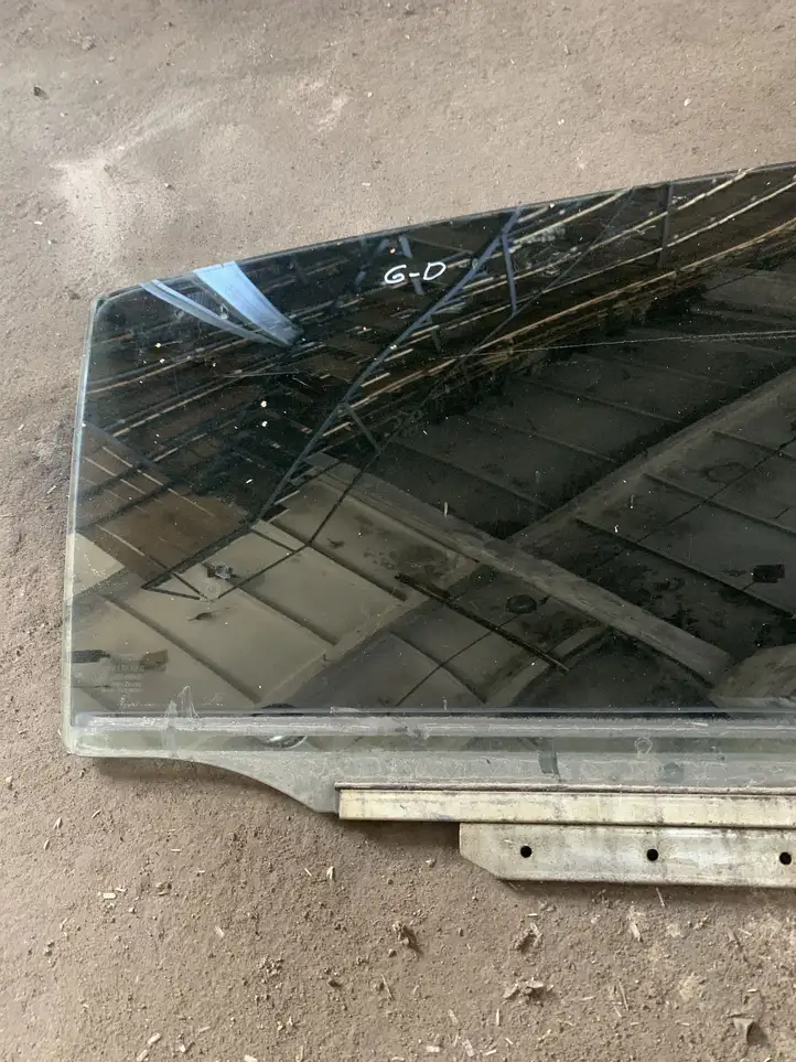 Toyota Corolla E120 E130 (2000 - 2004) Стекло задней двери — фото 1