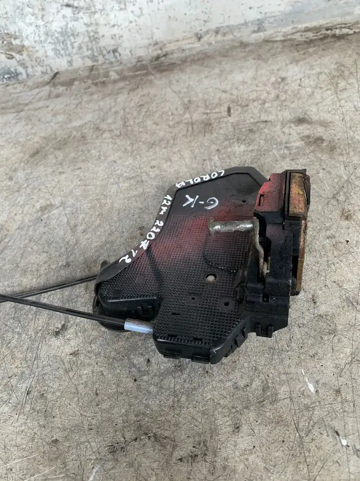 Toyota Corolla E120 E130 (2000 - 2004) Замок задней двери — фото 1
