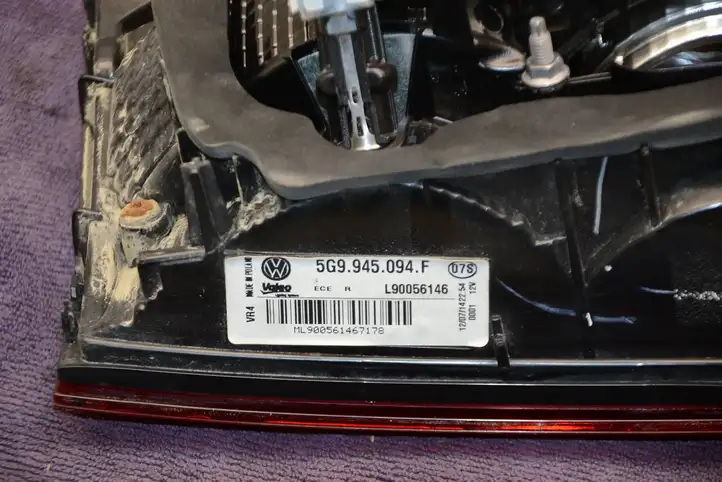 Volkswagen Golf VII (2013 - 2019) 5G9945094F Задний фонарь в крышке багажника — фото 7