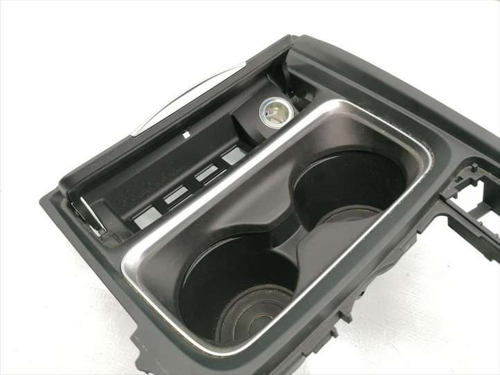 BMW 4 F32 F33 (2013 - 2017)  9218926 Передний держатель чашки