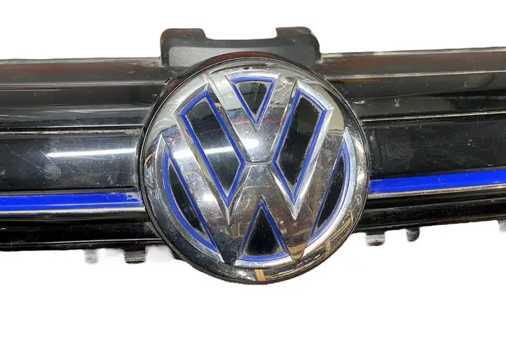 Volkswagen Golf VII (2013 - 2019) 5GE853651 Верхняя решетка радиатора — фото 2
