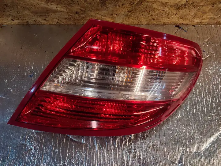 Mercedes-Benz C W204 (2007 - 2014) 2048200264 Задний фонарь в кузове — фото 1