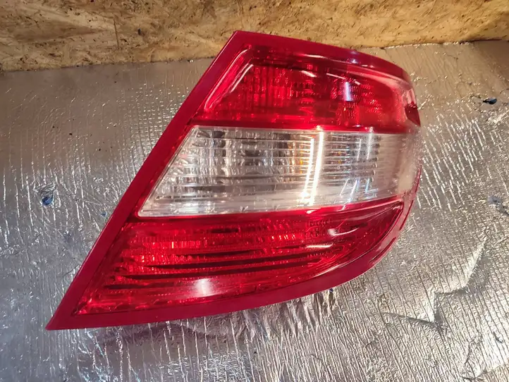 Mercedes-Benz C W204 (2007 - 2014) 2048200264 Задний фонарь в кузове — фото 2
