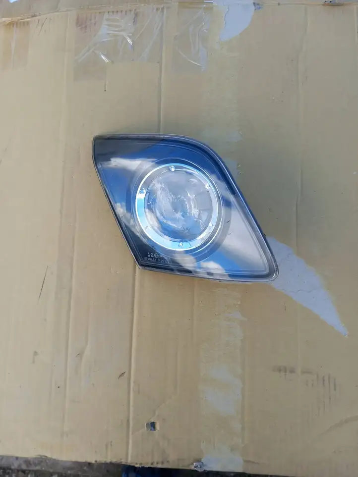 Mazda 3 I (2006 - 2009) P2913L Задний фонарь в крышке багажника — фото 1