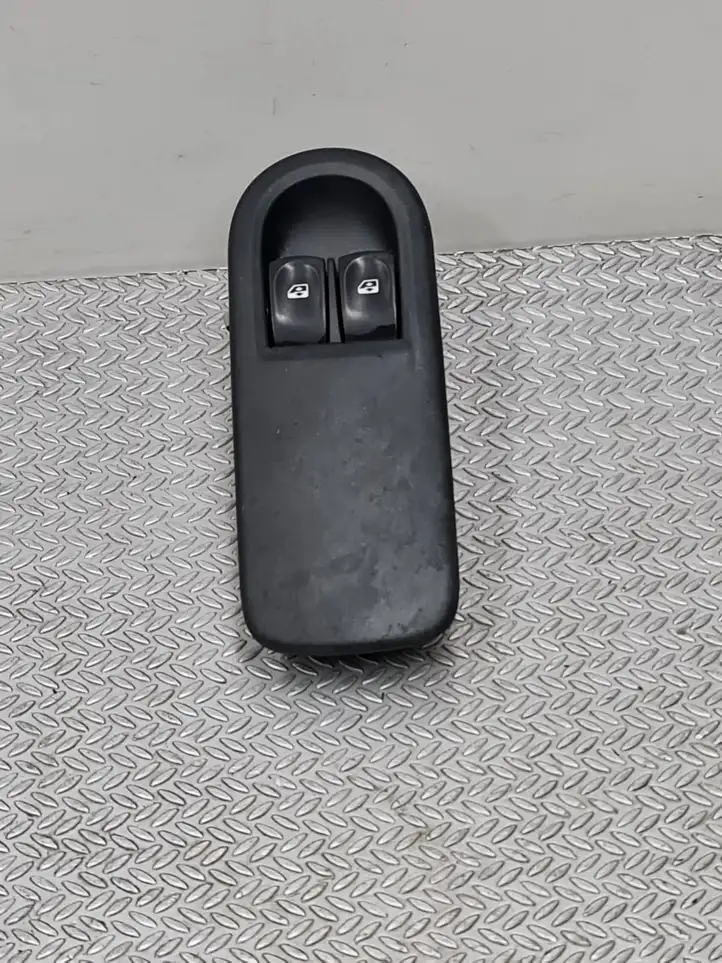 Renault Clio III (2005 - 2012) 8200356519 Кнопка стеклоподъемников — фото 1