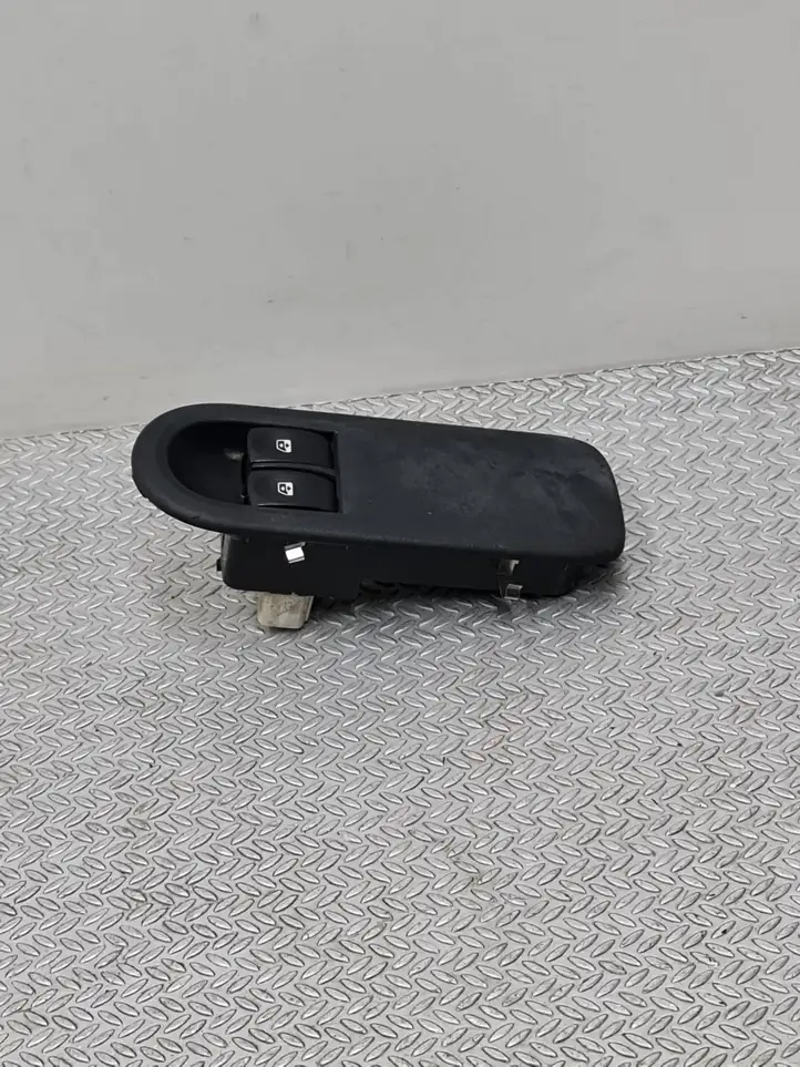 Renault Clio III (2005 - 2012) 8200356519 Кнопка стеклоподъемников — фото 2