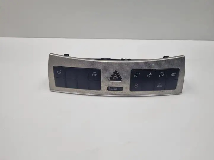 Mercedes-Benz CLK A209,C209 (2002 - 2009) A2096890031 Включатель аварийных фонарей — фото 1