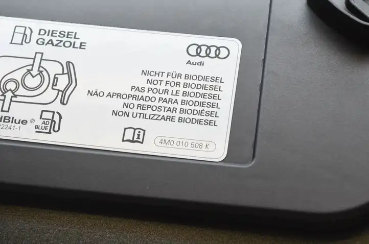 Audi Q5 SQ5 (2017 - ) 4M0010508K Отделка лючка топливного бака — фото 3