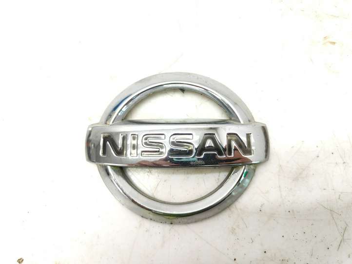 Nissan Primera (2001 - 2008)  90890AU200 Значок производителя / буквы модели