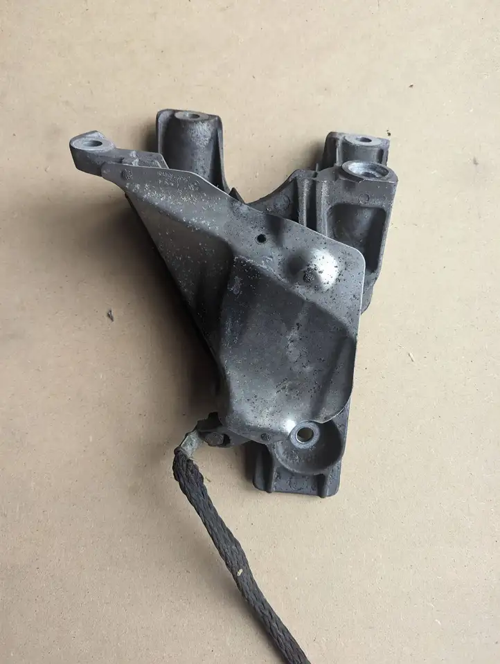 BMW 5 E60 E61 (2004 - 2010) 6770940 Кронштейн двигателя — фото 3
