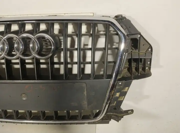 Audi Q3 8U (2011 - 2014) 8U0853651H Верхняя решетка радиатора — фото 3