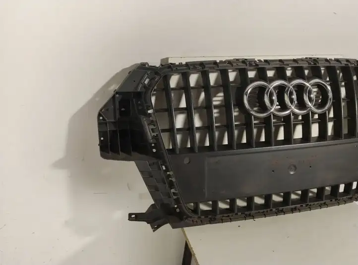 Audi Q3 8U (2011 - 2014) 8U0853651H Верхняя решетка радиатора — фото 2