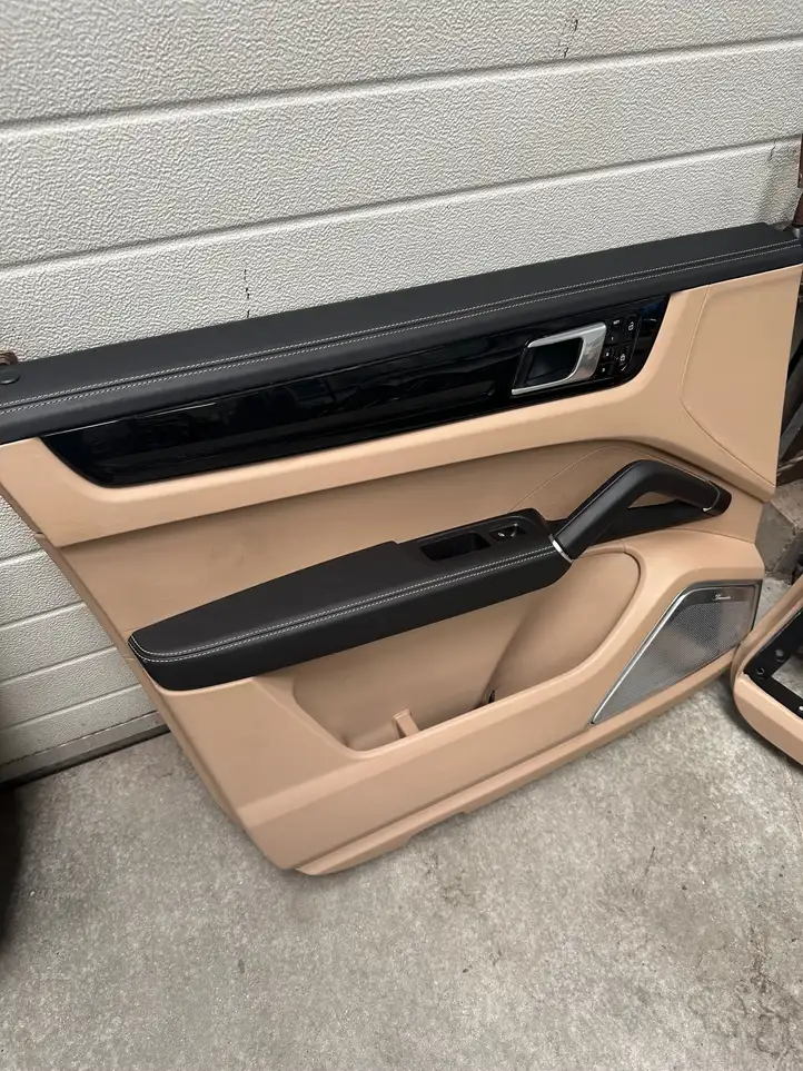 Porsche Cayenne (9Y0 9Y3) (2018 - ) Обшивка передней двери — фото 3