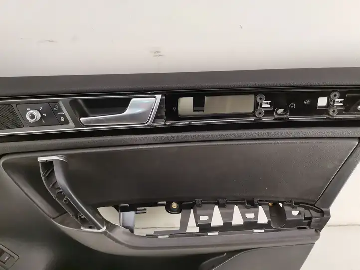 Volkswagen Touareg II (2010 - 2018) Обшивка передней двери — фото 3