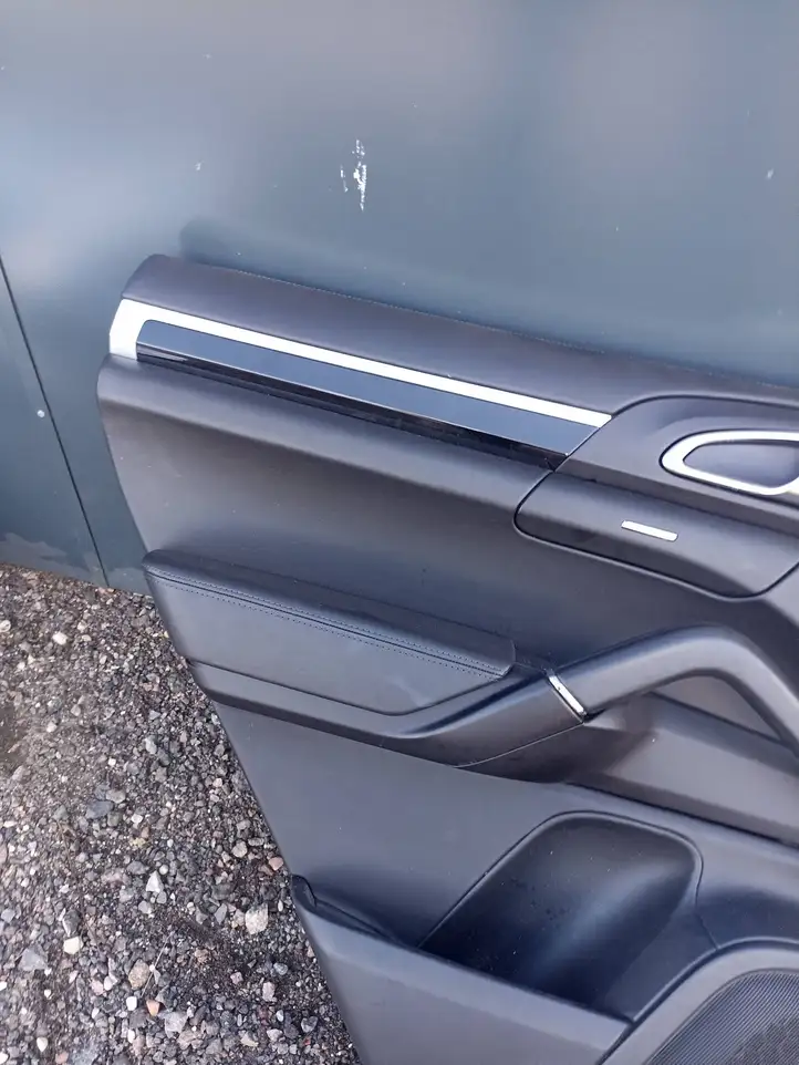 Porsche Cayenne (92A) (2011 - 2017) Обшивка задней двери — фото 3