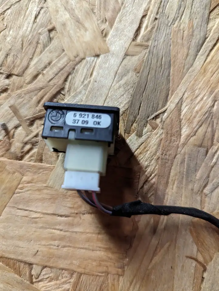 BMW 5 E60 E61 (2004 - 2010) 6921846 Кнопка закрытия крышки багажника — фото 2