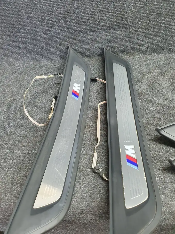 BMW 5 G30 G31 (2016 - ) 8061056 Внутренняя обшивка порога (комплект) — фото 4