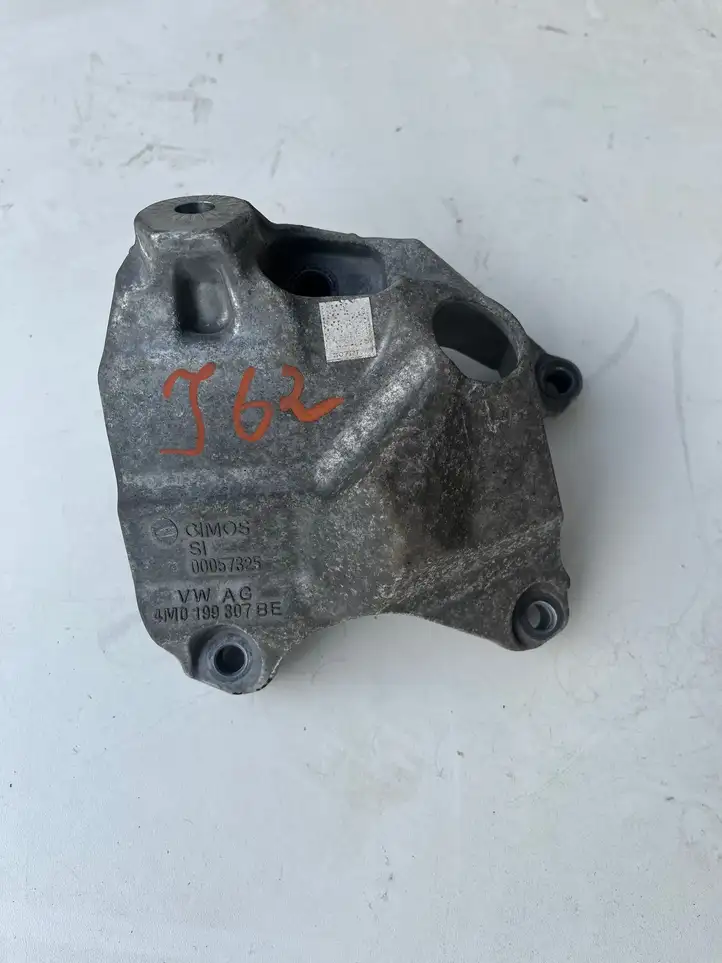 Audi A8 S8 D4 4H (2010 - 2014) 00057325 Кронштейн двигателя — фото 1