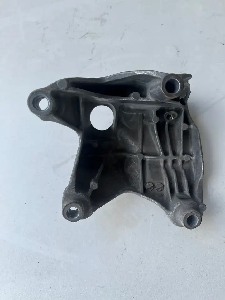 Audi A8 S8 D4 4H (2010 - 2014) 00057325 Кронштейн двигателя — фото 2