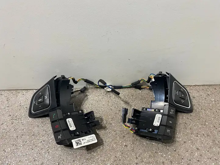 Land Rover Evoque I (2011 - 2015) BJ3213D767FD Кнопки на рулевом колесе — фото 1