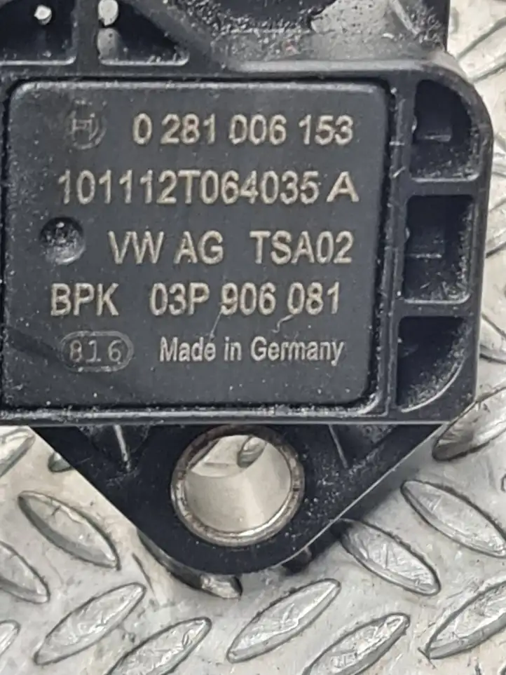 Volkswagen Polo V 6R (2009 - 2015) 03P906081 Датчик давления воздуха впуска — фото 5
