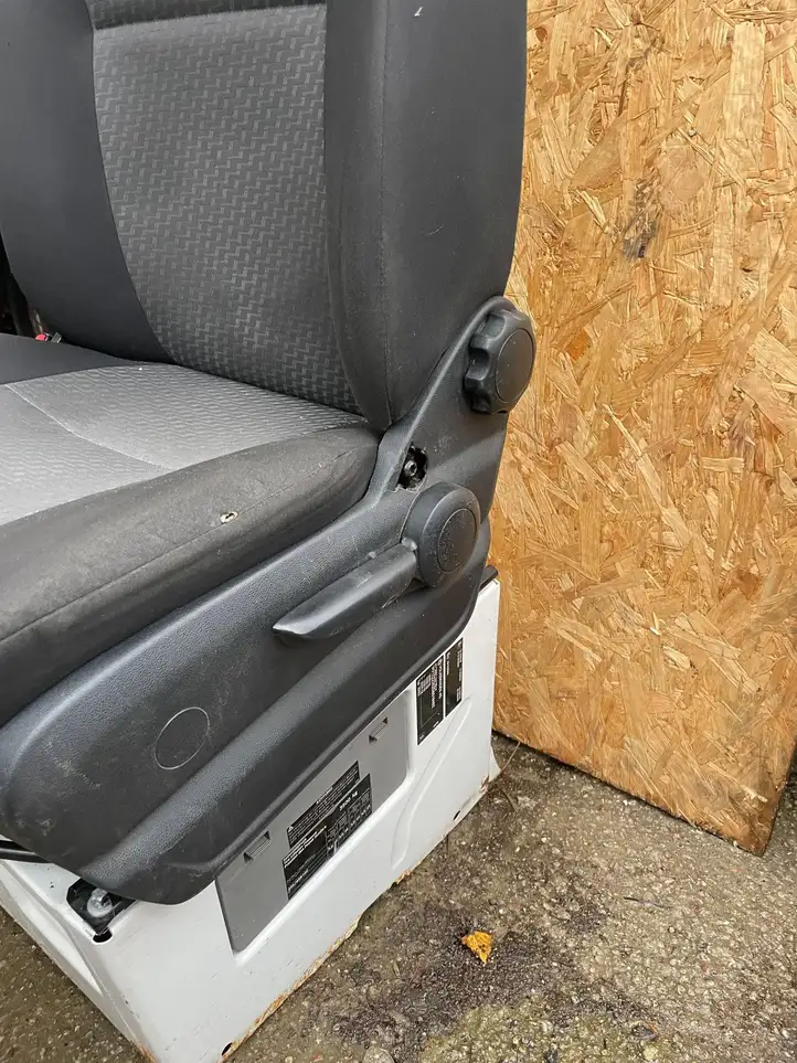 Volkswagen Crafter (2006 - 2016) Переднее сиденье водителя — фото 2