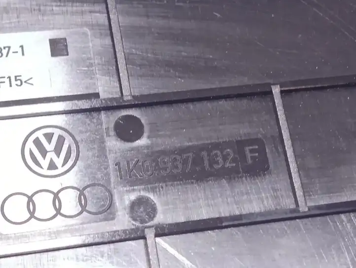 Volkswagen Golf V (2003 - 2009) 1K0937132F Крышка ящика предохранителей — фото 4