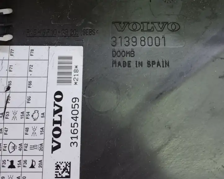 Volvo XC90 (2014 - 2019) 31398001 Крышка ящика предохранителей — фото 5